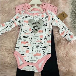 NWT gorgeous 3 -piece baby girl  set 6-9 months 💕